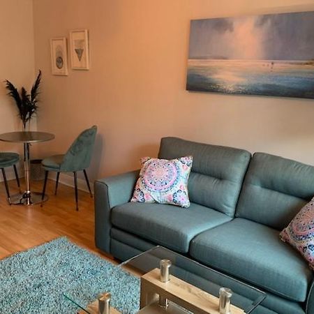 Modern One Bedroom Apartment Лосимът Екстериор снимка