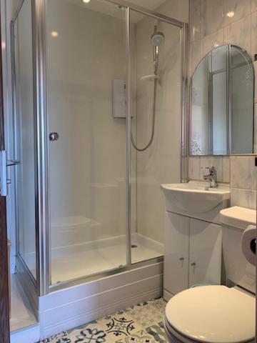 Modern One Bedroom Apartment Лосимът Екстериор снимка